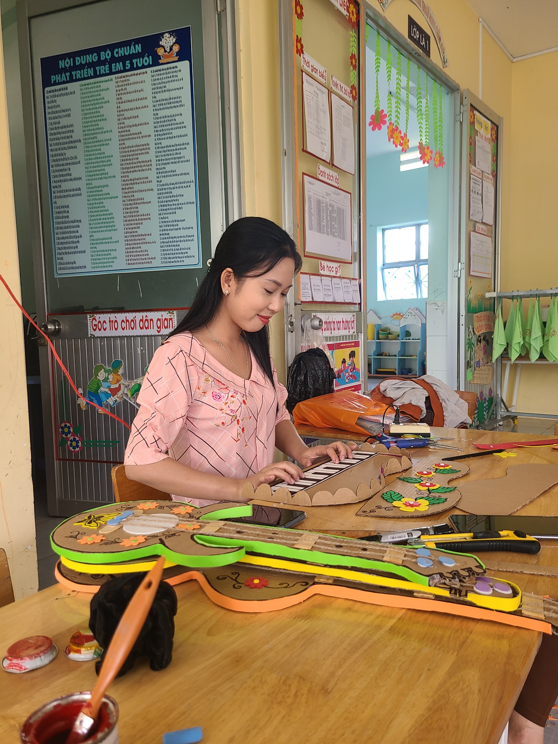Giáo viên trường mầm non Thuận Hưng Tham gia làm đồ dùng dạy học